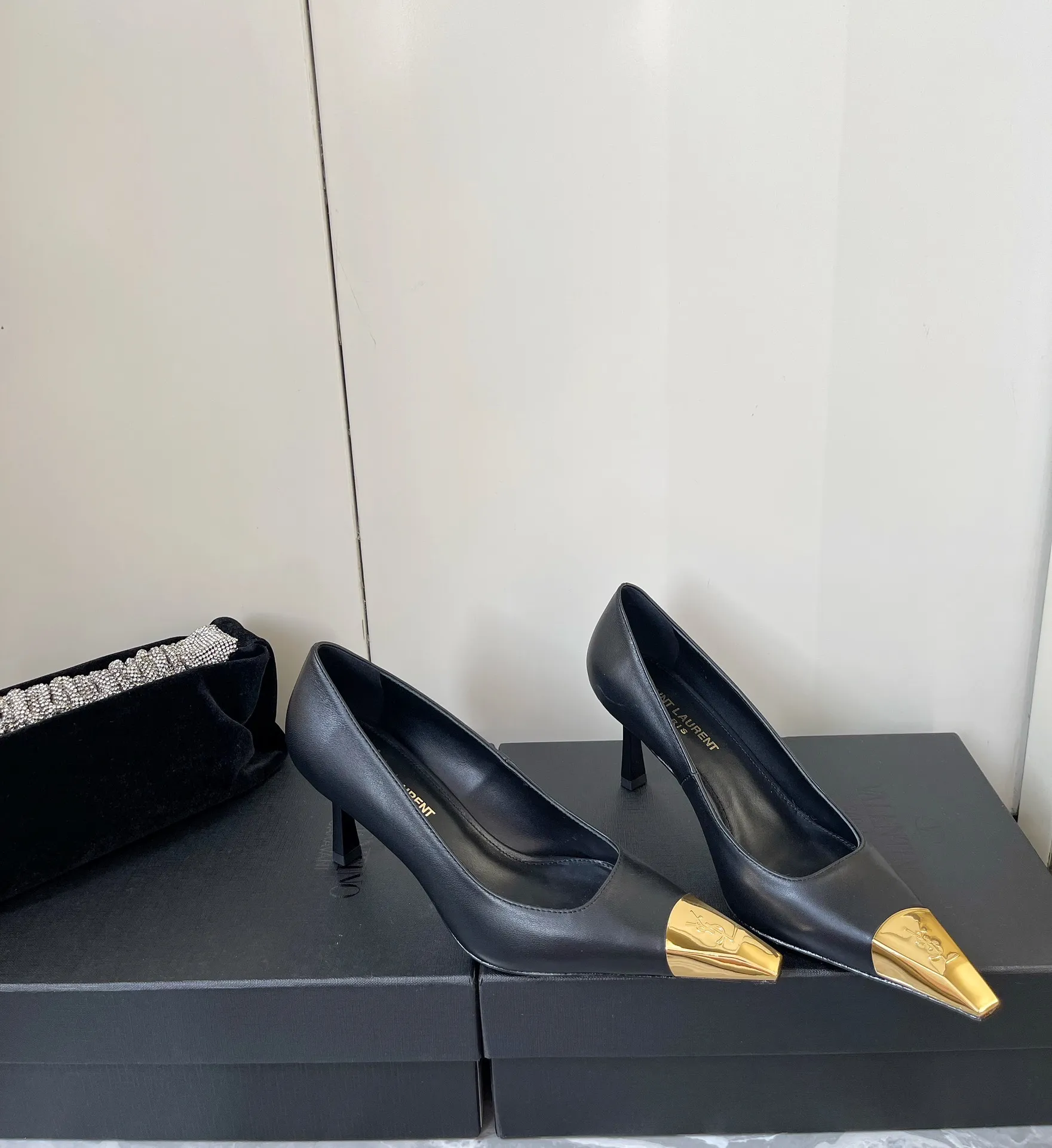👟👟Ex-factory price 560👟👟 YSL Yves Saint Laurent's latest gold iron-toe logo small square toe high-heeled shoes ✔️ New products are available at the counter at the same time. Major celebrities and Internet celebrities have stepped on their feet. The style is fashionable and versatile, simple and high-end, and the elegance is achieved to the extreme. The feet are full of goddess style! Upper: Imported calfskin Lining: Imported sheepskin Heel height: 10.5 Outsole: Genuine leather outsole Size: 35-39 (custom-made in 40 units, non-refundable)